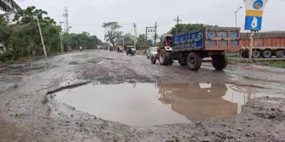 প্রবল বৃষ্টিতে ভেঙে গিয়েছে যাতায়াতের একমাত্র রাস্তা, প্রশাসন নির্বিকার