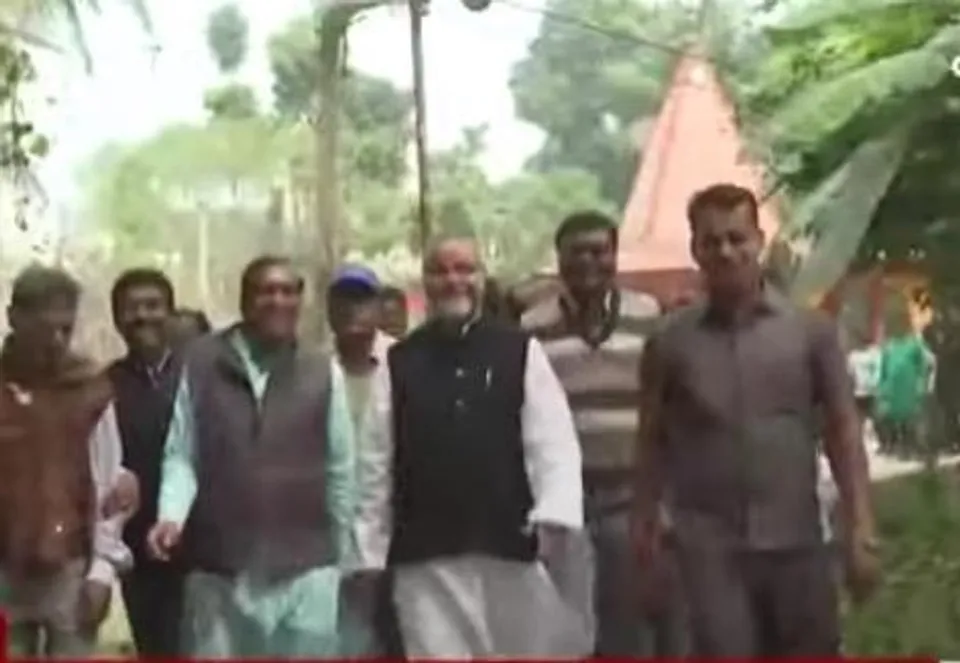 আমডাঙায় গিয়ে প্রধান শিক্ষকের কাছে রাস্তা নিয়ে অভিযোগ শুনলেন 'দিদির দূত'