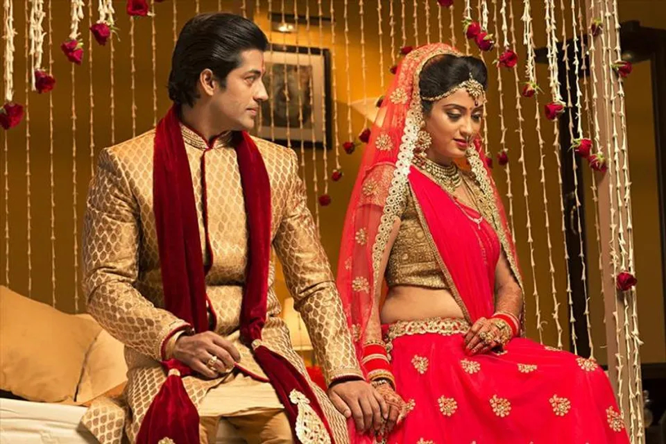 বিয়ের প্রথম রাত...স্ত্রীর ব্লাউজের দড়ি খুলছে বর! গোপন ভিডিও ভাইরাল