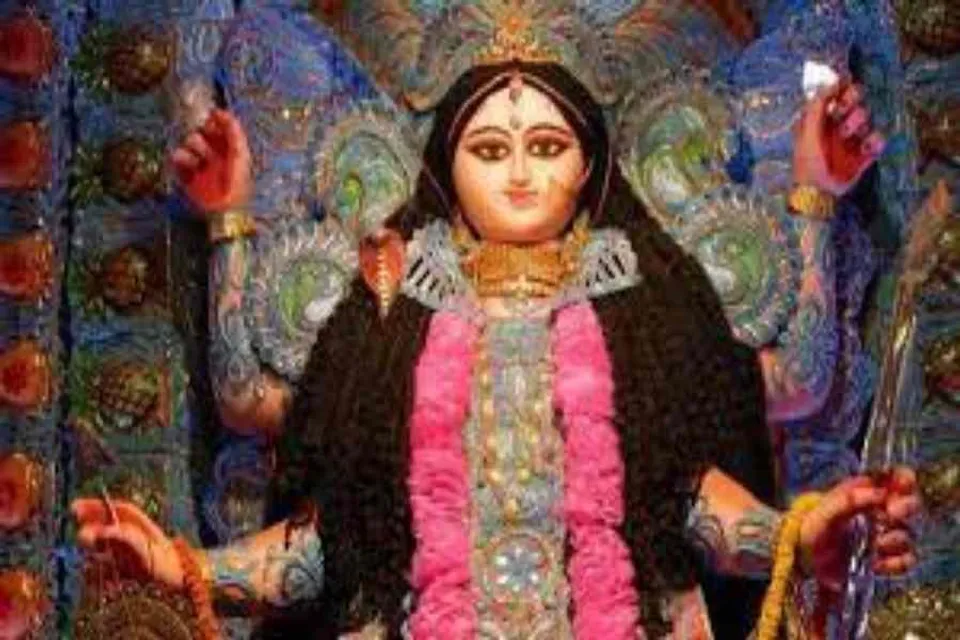 রাত প্রায় সাড়ে ১০ টা, চন্দননগরে মানুষের ভিড়