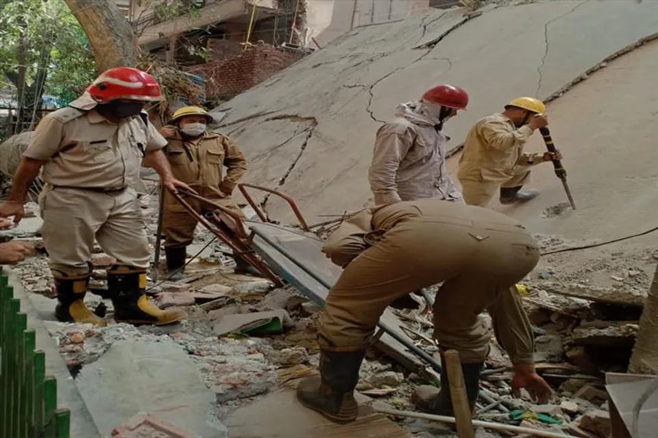 মেরামতি চলাকালীন বিল্ডিং ধসে আটকা পড়ল ৫