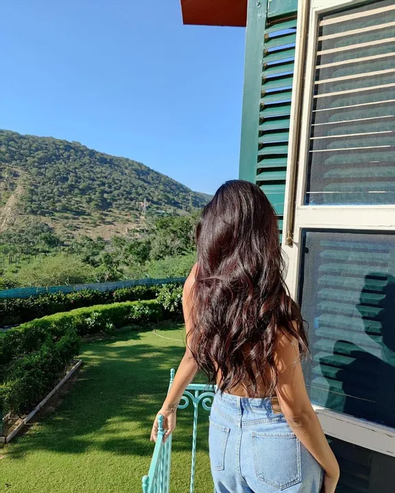 বোল্ডনেসে ঘায়েল করছেন এশা গুপ্তা