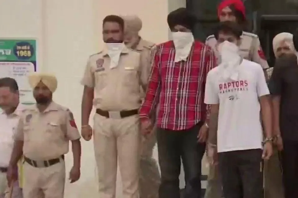 জঙ্গি সন্দেহে ৩ জনকে গ্রেফতার করল পুলিশ, উদ্ধার বিপুল আগ্নেয়াস্ত্র