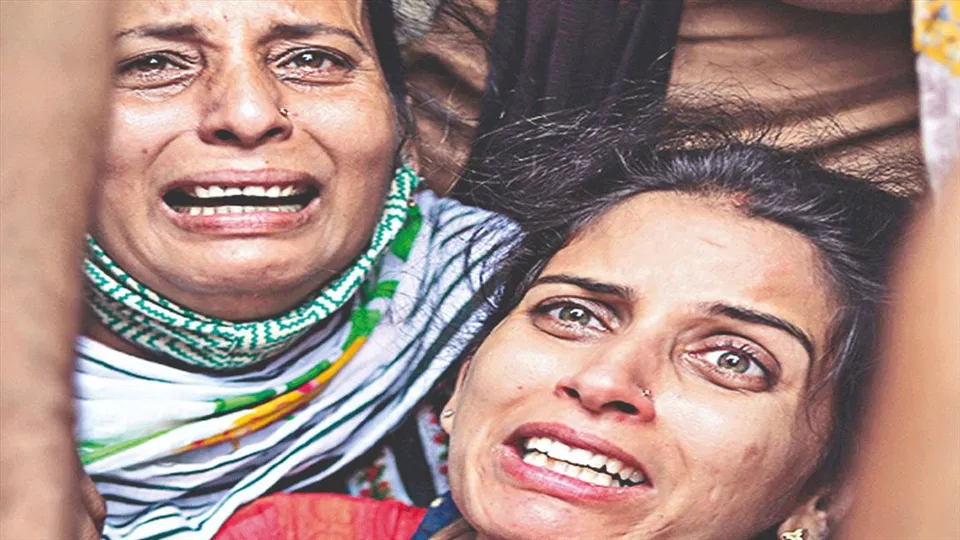 অনাথ হতে চাই না, প্রধানমন্ত্রীর কাছে কাতর আর্জি কাশ্মীরি পণ্ডিত কন্যার