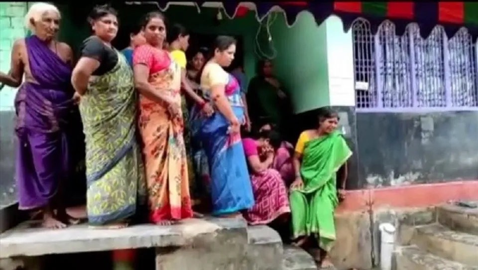 সম্পত্তি দিতে অস্বীকার শাশুড়ির, ৪ সন্তানকে নিয়ে অগ্নিদগ্ধ মহিলা