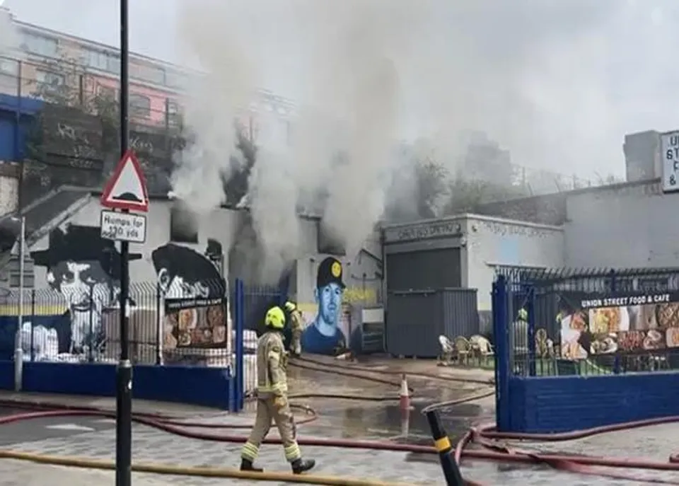 লন্ডনের ইউনিয়ন স্ট্রিটে রেলওয়ে আর্চের নিচে লাগল আগুন