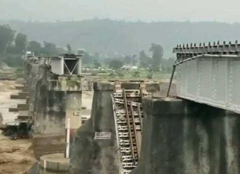 প্রবল বর্ষণে বিপর্যস্ত হিমাচল প্রদেশে ভেঙে পড়ল রেলের সেতু