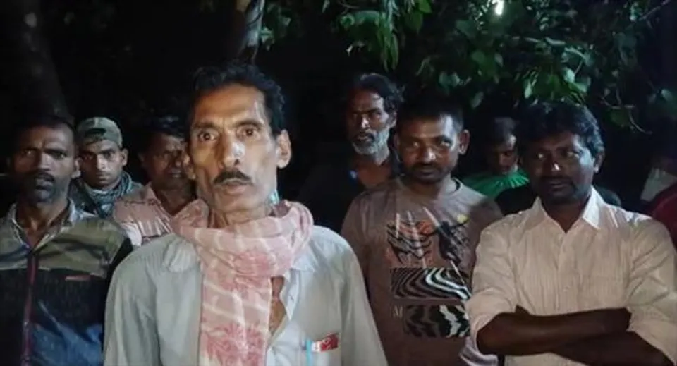 কাজ করেও মিলছেনা বেতন, কারখানার গেটের সামনে বিক্ষোভ শ্রমিকদের