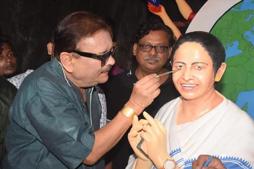 জয় মা দুর্গা, এবার মমতার চোখ আঁকলেন বিধায়ক