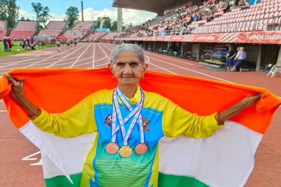 ৯৪ বছর বয়সে তিনটি পদক