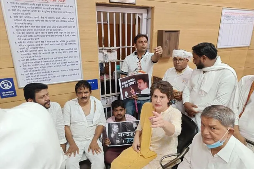 আটক নেতাদের সঙ্গে দেখা করলেন কংগ্রেস নেত্রী প্রিয়াঙ্কা গান্ধী