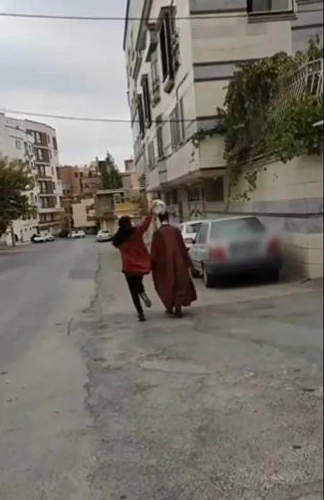 উত্তাল ইরানে ধর্মীয় গুরুর মাথার পাগড়ি টেনে খুলে দিলেন তরুণী