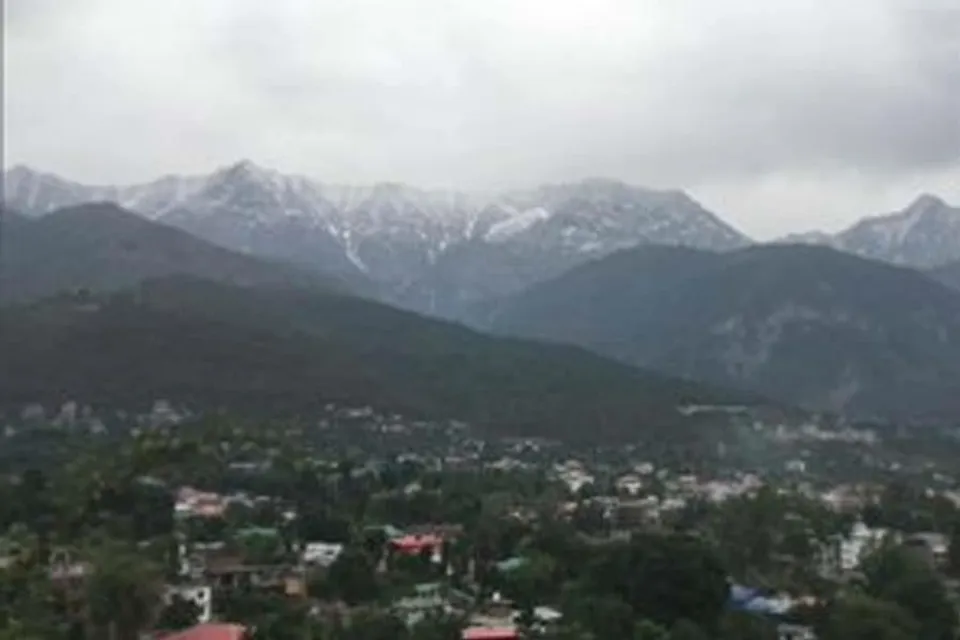 বৃষ্টির মাঝেই তুষারপাত