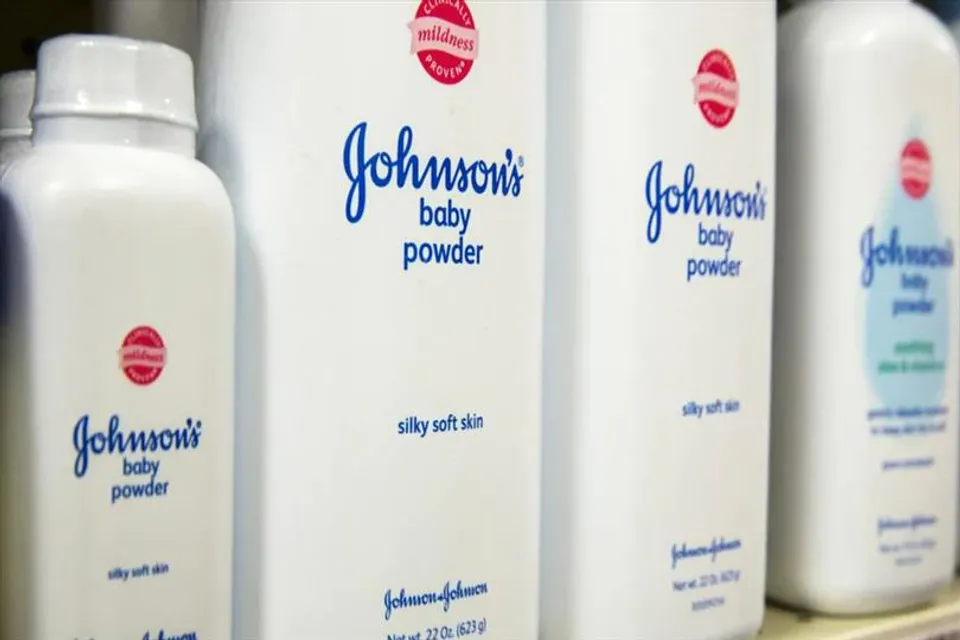 ট্যালক-ভিত্তিক বেবি পাউডার বিক্রি বন্ধ করতে চলেছে জনসন অ্যান্ড জনসন
