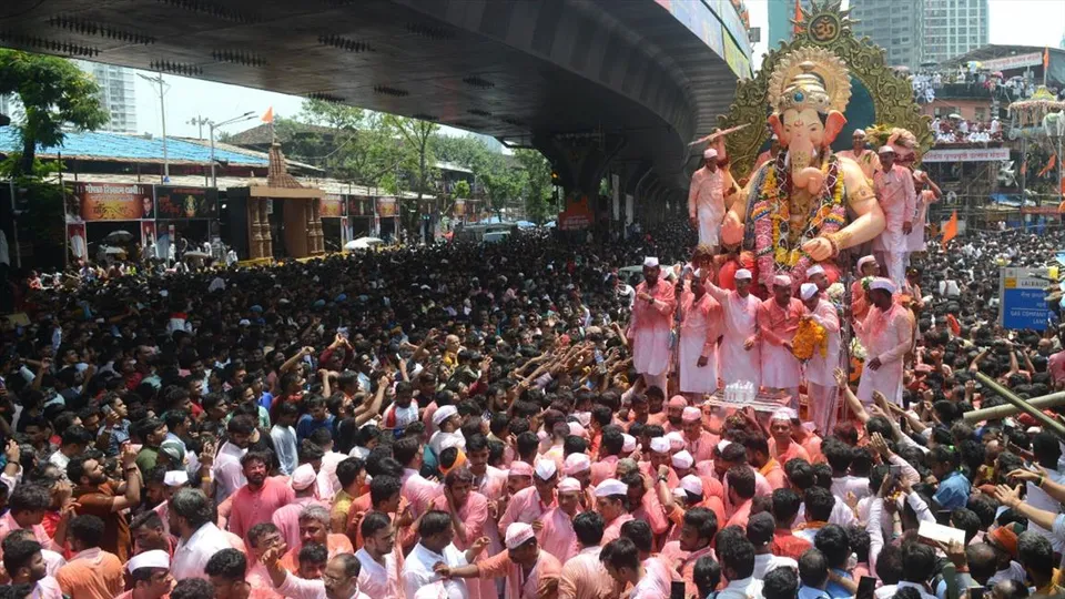 লালবাউগচা রাজাকে বিদায় জানালেন ভক্তরা, রইলো ভিডিও
