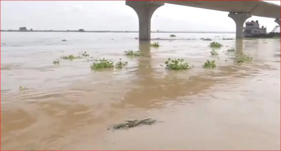 বাড়ছে গঙ্গার জলস্তর, আতঙ্কিত মানুষ, দেখুন ভিডিও