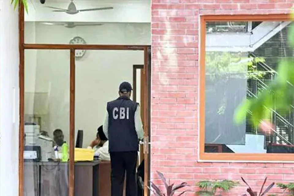 আবগারী কমিশনারের বাড়িতে CBI