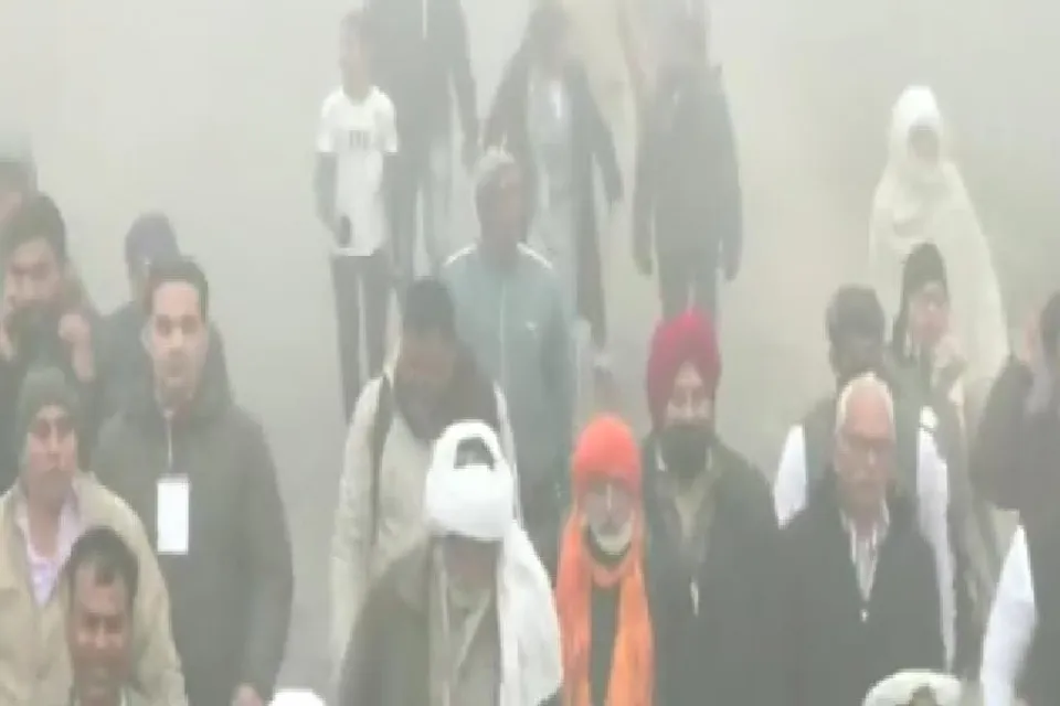 ঘন কুয়াশার মধ্যেই চলছে ভারত জোড়ো যাত্রা- দেখুন ভিডিও