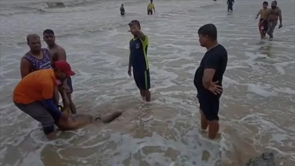 দীঘার সমুদ্রে তলিয়ে যেতে থাকা এক পর্যটককে উদ্ধার করলেন নুলিয়ারা