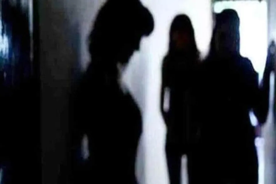 প্রশাসনের নাকের ডগায় চলছিল মধু চক্রের ব্যবসা, পর্দাফাঁস করল পুলিশ