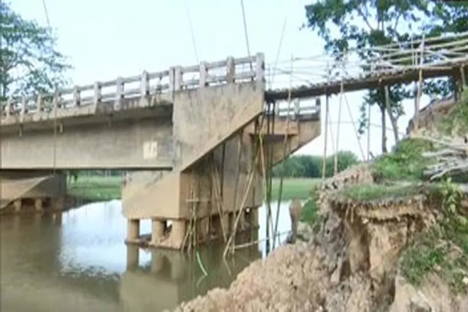 বন্যায় ভেসে গেল সেতু, বিছিন্ন সড়ক যোগাযোগ