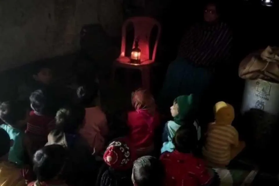 আশ্রমের ভাঙাচোরা বাড়িতে লন্ঠনের আলোয় চলছে অঙ্গনওয়াড়ি কেন্দ্র