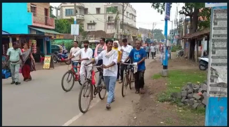 রেল এলাকায় দোকান উচ্ছেদের প্রতিবাদে , পুনর্বাসনের দাবিতে স্মারকলিপি প্রদান