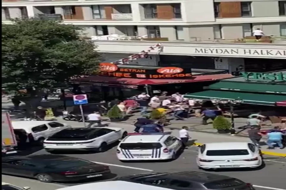 প্রকাশ্য দিবালোকে রাস্তায় মাফিয়া তাণ্ডব, ভাইরাল ভিডিও