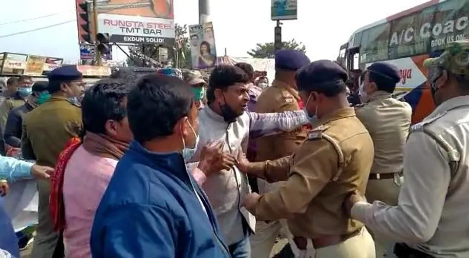 পুলিশের সঙ্গে ধস্তাধস্তি বাস মালিকদের!