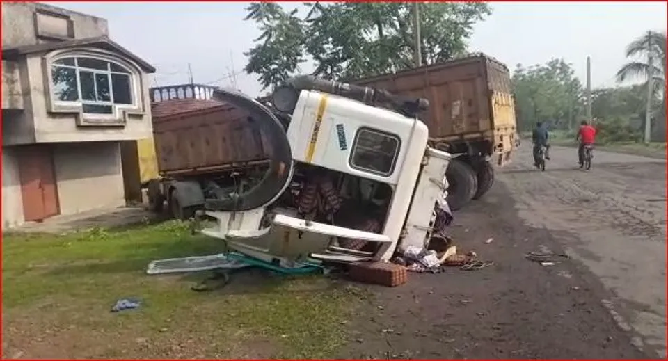 লরি উল্টে মর্মান্তিক মৃত্যু ব্যক্তির