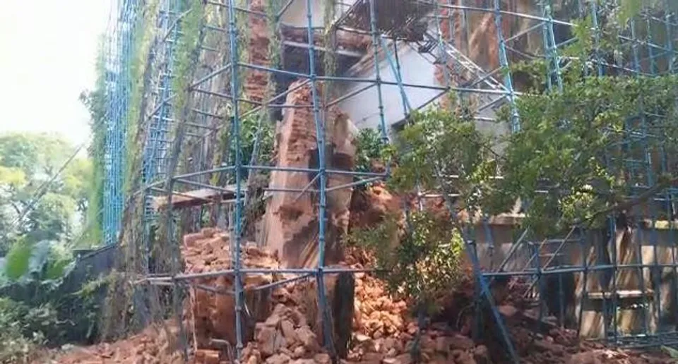 আচমকা ভেঙ্গে পড়ল মহিষাদল রাজবাড়ির সিংহদুয়ারের একাংশ