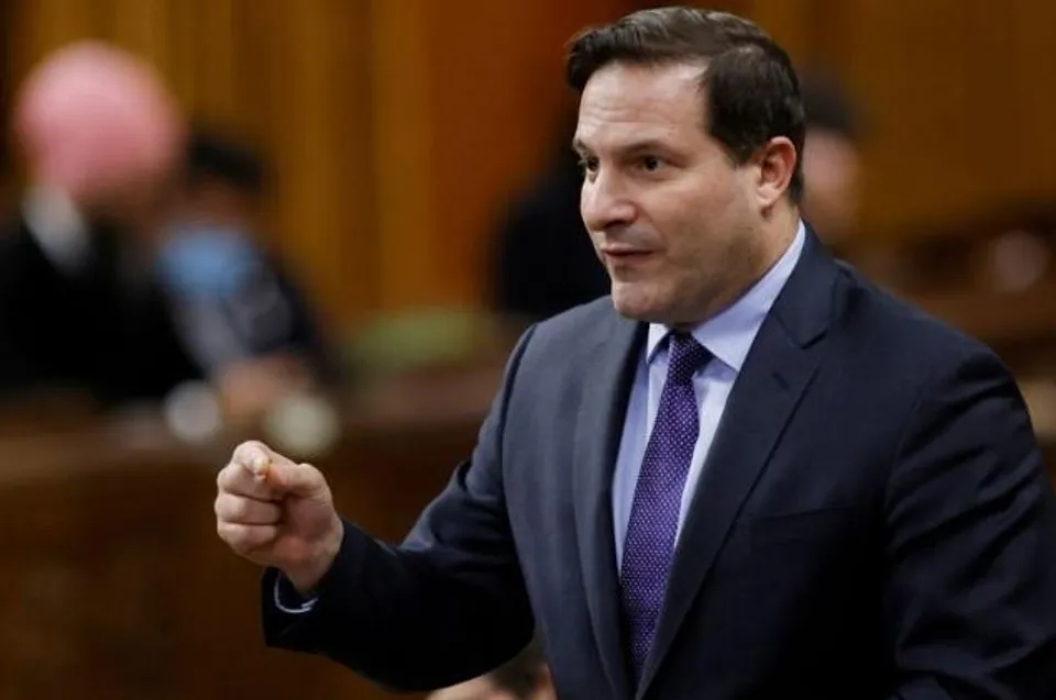 কয়েকটি রাইফেল ও শটগান নিষিদ্ধের প্রস্তাব প্রত্যাহার করল কানাডা