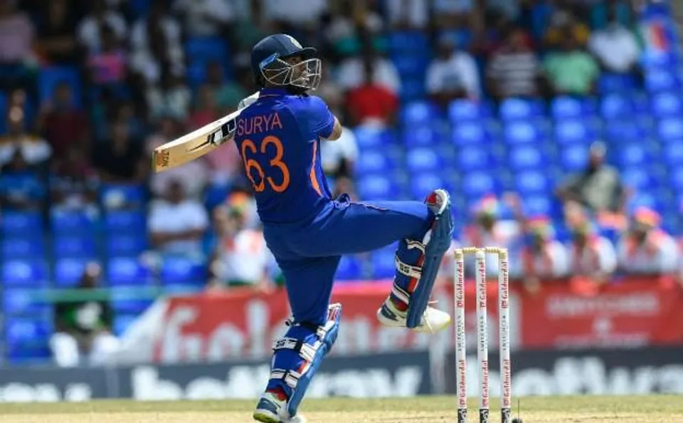 সূর্যকুমারের ছক্কায় ১০০ রানের গণ্ডি টপকে গেল ভারত