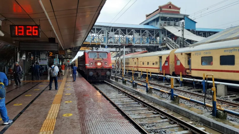 লাগাতার বৃষ্টির জেরে বন্ধ কালিপাহাড়ী রেলওয়ে স্টেশন