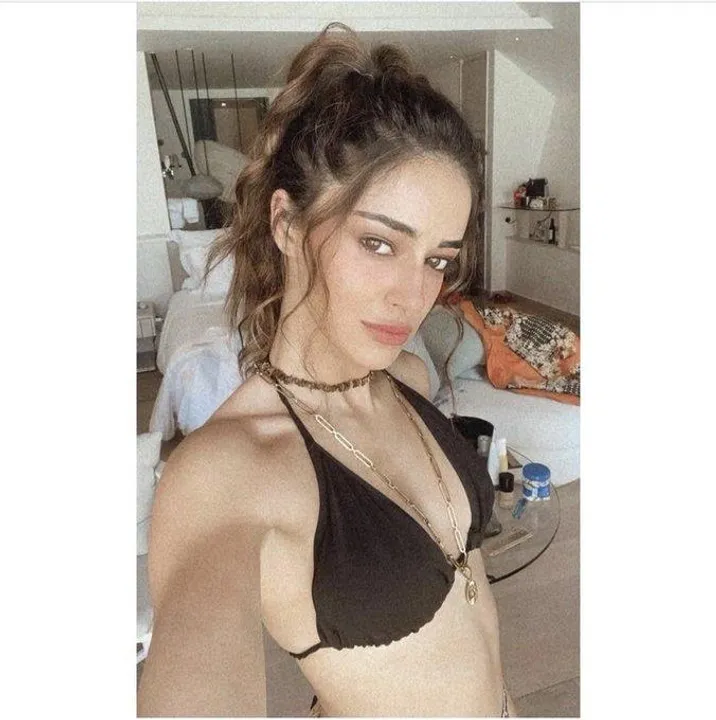 মালদ্বীপের সমুদ্রে বিকিনিতে নজরকারা অনন্যা