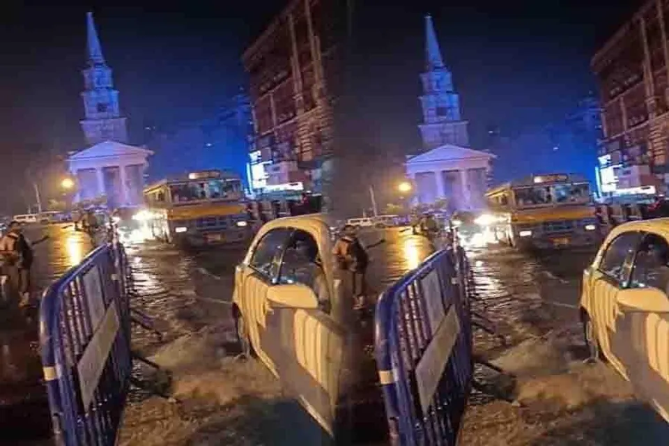 বিক্ষিপ্ত বৃষ্টিতে নাজেহাল কলকাতা