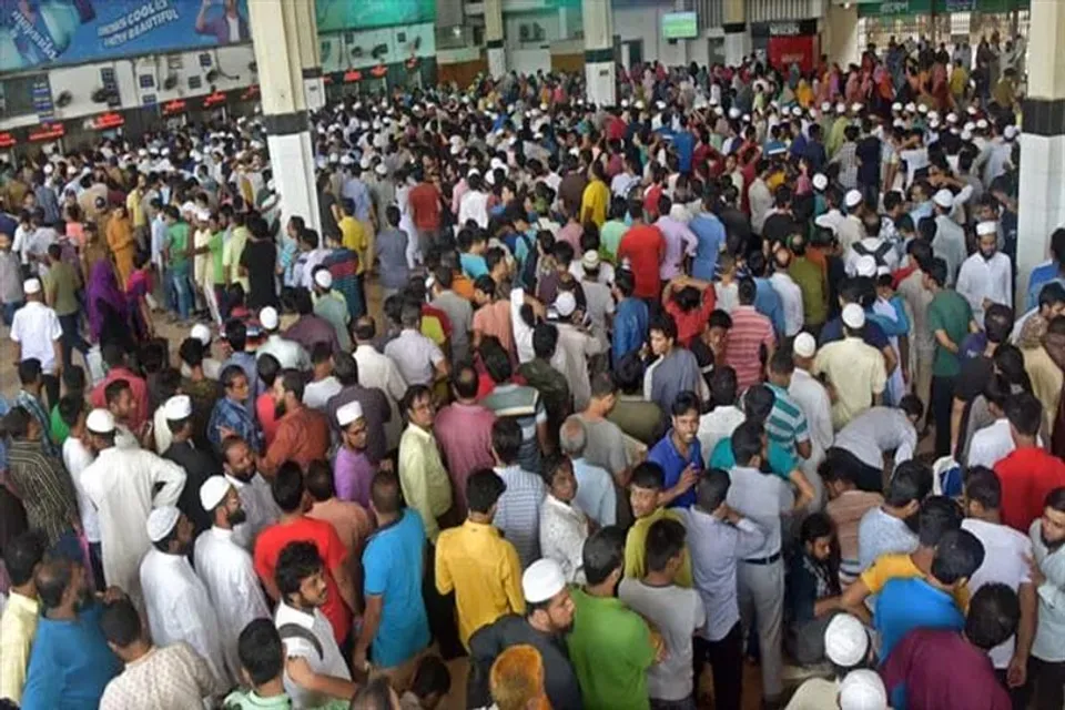 ঈদের আগে ভিড় উপচে পড়ল স্টেশনে
