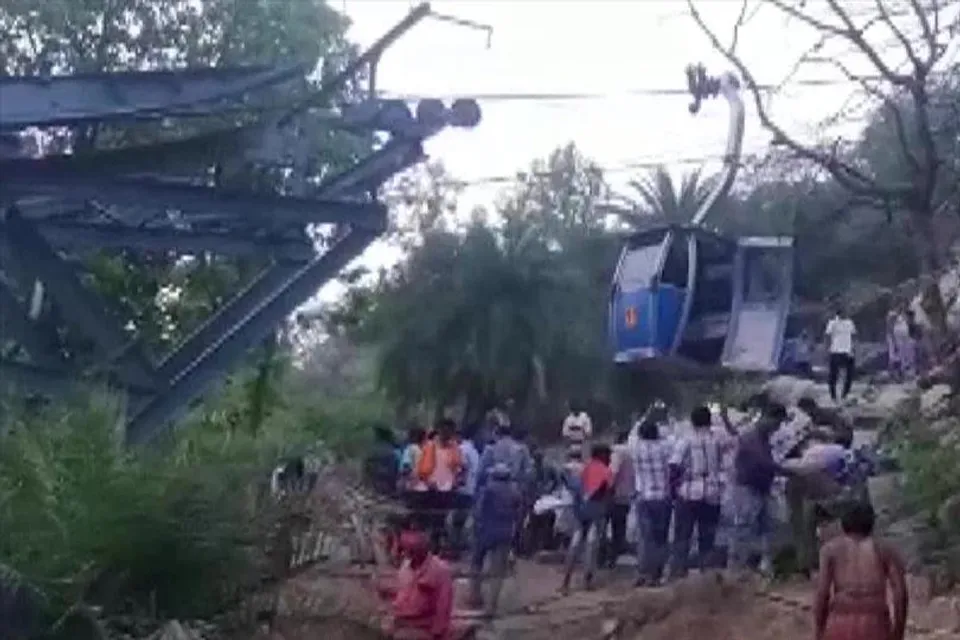 রোপওয়ে দুর্ঘটনায় মৃত্যু দেওঘরে, এখনও আটকে ৪৮ জন