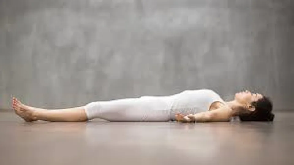 গভীর ঘুমের জন্য নিয়মিত করুন শবাসন