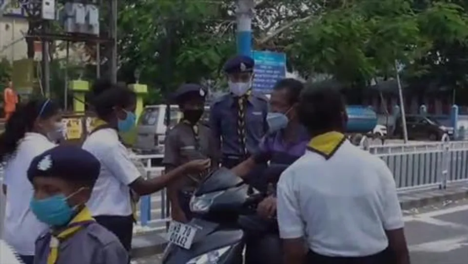 করোনা আবহে সচেতনতায় এবার রাস্তায় নামলো স্কুল পড়ুয়া স্কাউটরা