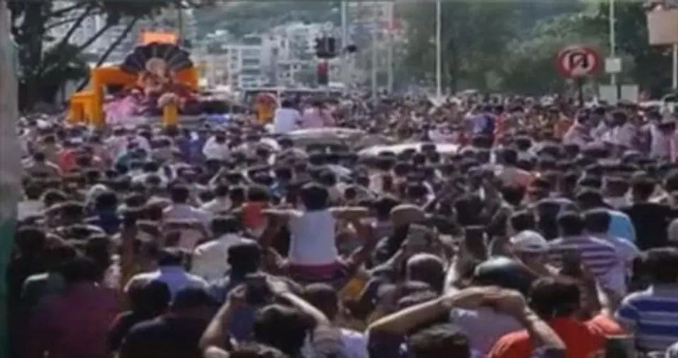 গণেশ বিসর্জনে ভয়াবহ ছবি মুম্বাইয়ে