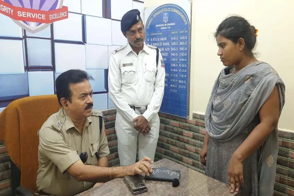 সিভিক পুলিশের সততায় ফেলে যাওয়া ব্যাগ ফেরত পেলেন মহিলা