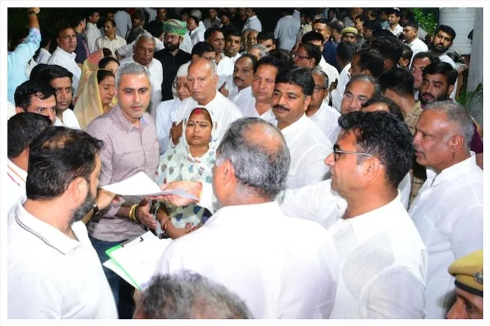 ৮০-এরও বেশি বিধায়কের পদত্যাগ রাজস্থানে