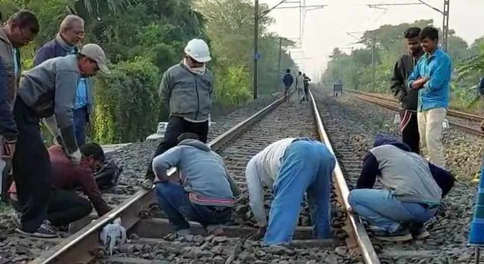 বড়সড় দুর্ঘটনার হাত থেকে বাঁচল ট্রেন