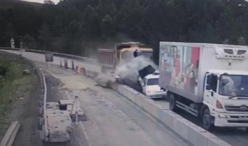 দাঁড়িয়ে থাকা মিনিবাসে ট্রাকের ধাক্কা, রাশিয়ায় নিহত অন্তত ১৬