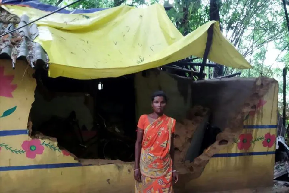 চোলাই মদ রাখা বাড়ি ভেঙে দিল একটি হাতি