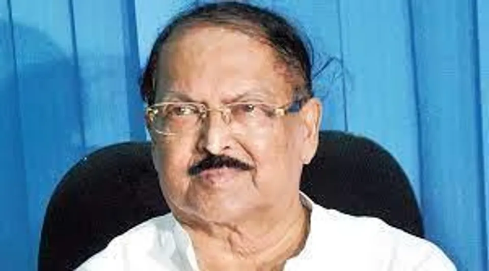 সুব্রত মুখার্জী-কে শেষ শ্রদ্ধা জানালেন স্বপন দেবনাথ