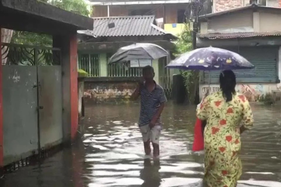 ভারী বৃষ্টিতে জলমগ্ন একাধিক এলাকা