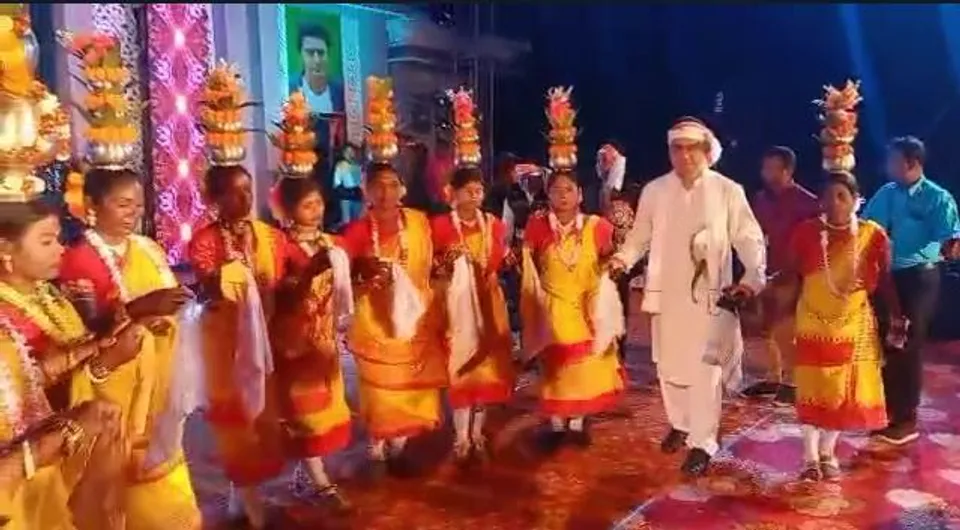 ফের একবার আদিবাসী নৃত্যে সামিল হলেন মন্ত্রী ডঃ হুমায়ুন কবীর