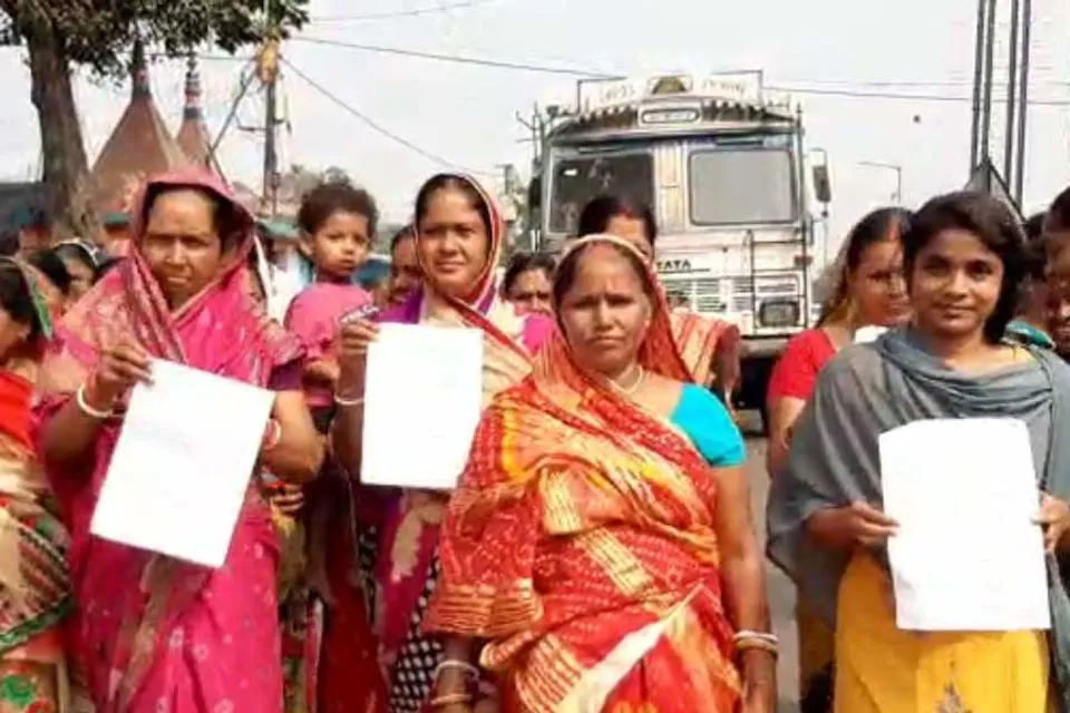 উচ্ছেদের নোটিশ পেয়ে রাস্তা অবরোধ করে বিক্ষোভ